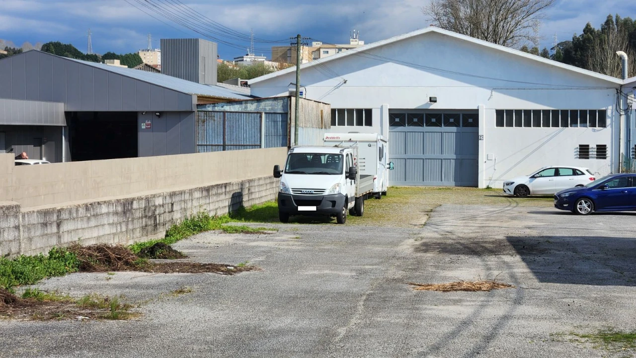 Armazém para Arrendamento em Nogueira e Silva Escura Foto 1