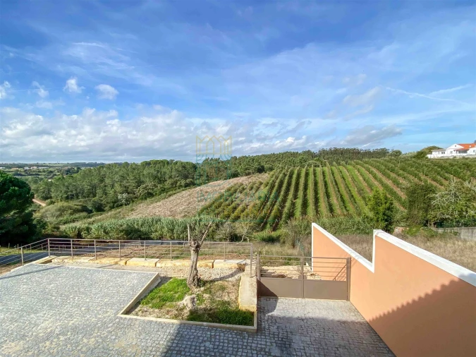 Moradia T3 para Venda em Salir de Matos Foto 2