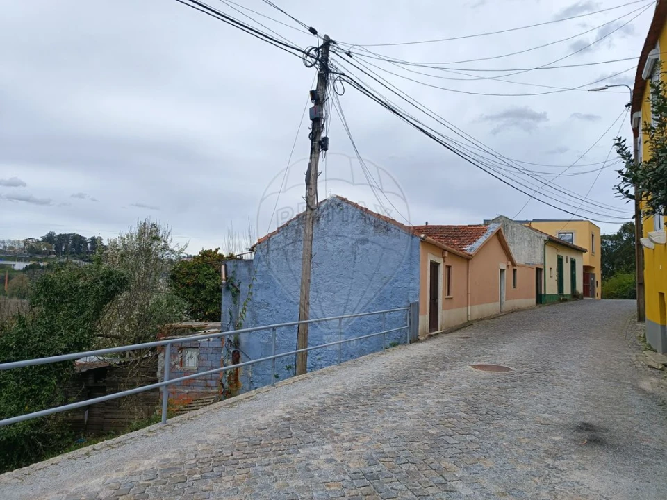 Moradia T1 para Venda em Oliveira do Douro Foto 3