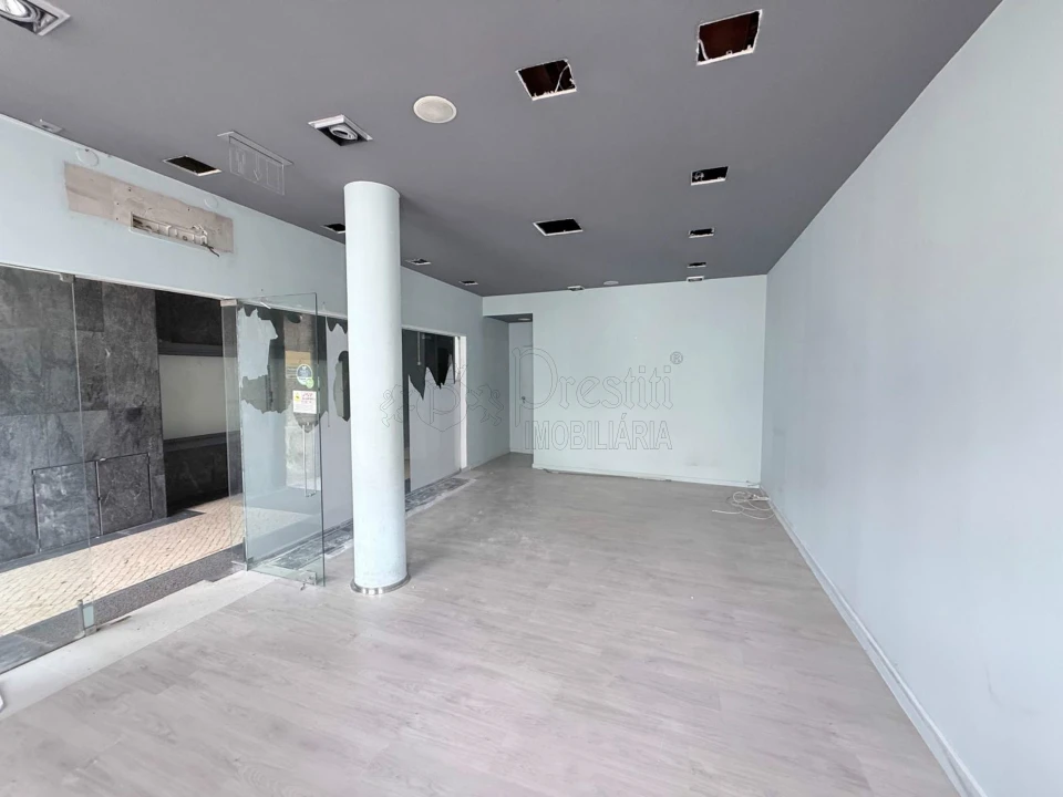 Loja para Arrendamento em Oliveira, São Paio e São Sebastião Foto 1