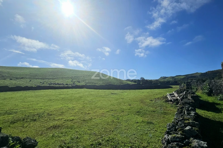 Terreno para Venda em Rabo de Peixe Foto 2
