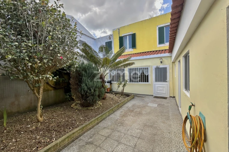 Moradia T6 para Venda em Ponta Delgada (São Sebastião) Foto 1