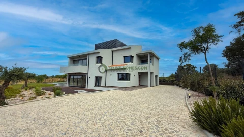 Moradia T7 para Venda em Quarteira