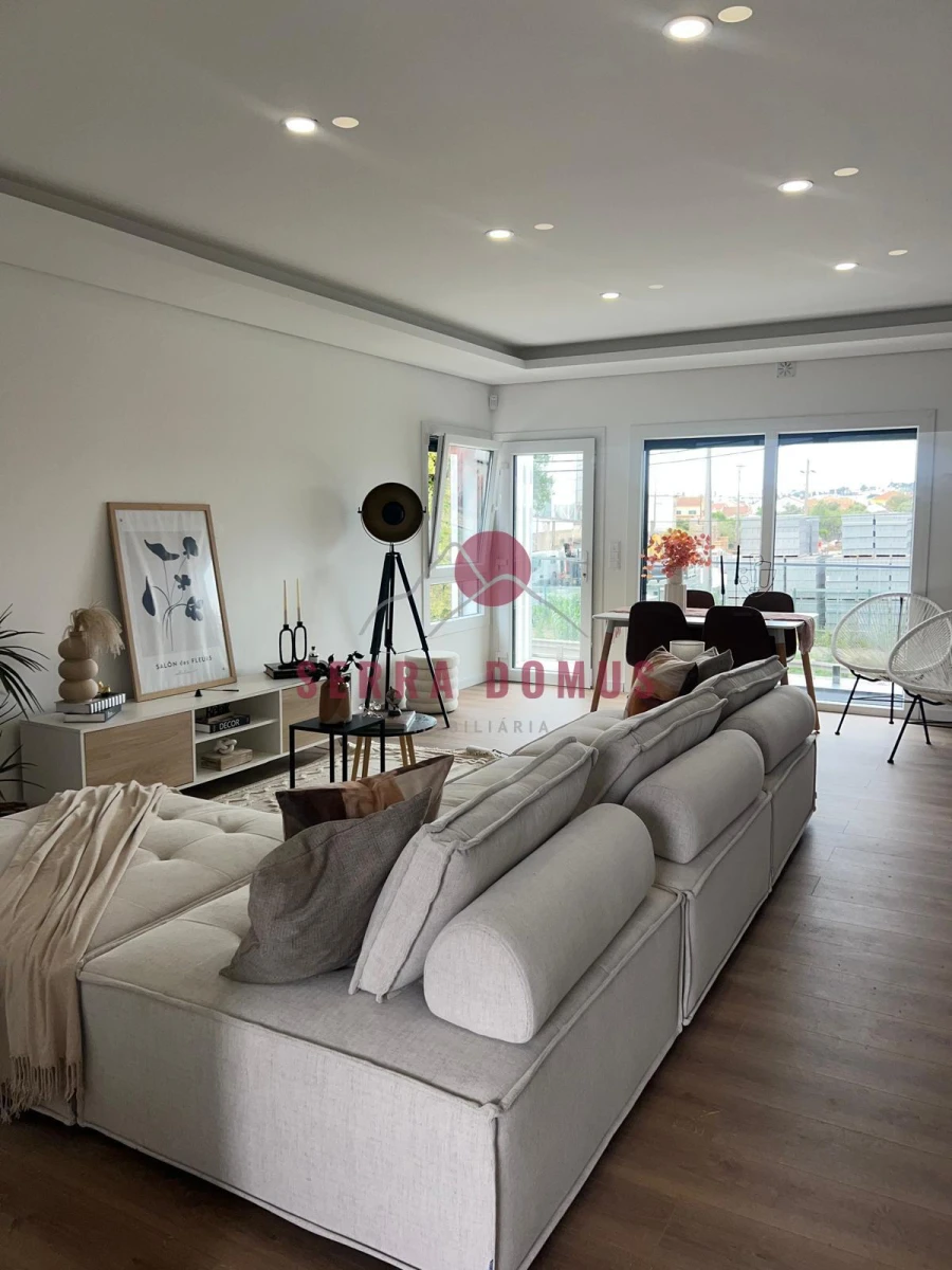 Moradia T4 para Venda em Laranjeiro e Feijó Foto 3