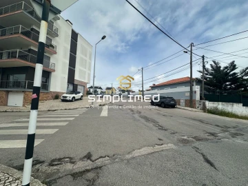 Terreno para Venda em Charneca de Caparica e Sobreda