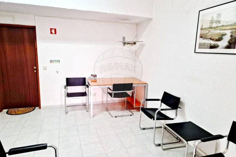 Escritório para Arrendamento em Venteira Foto 1