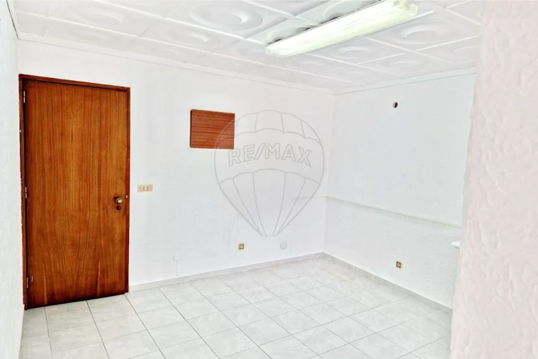 Escritório para Arrendamento em Venteira Foto 6