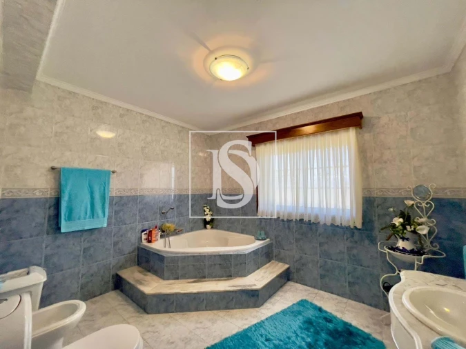 Moradia T5 para Venda em Longos Foto 15