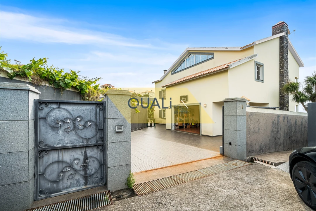 Moradia T4 para Venda em Estreito da Calheta Foto 1