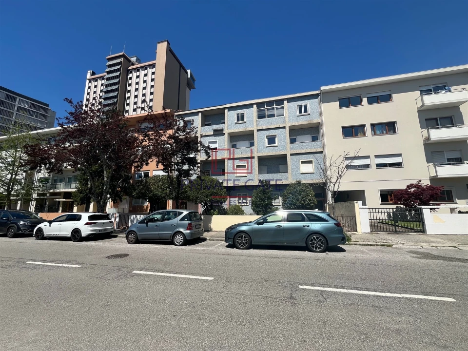 Apartamento T4 para Venda em Lordelo do Ouro e Massarelos Foto 1