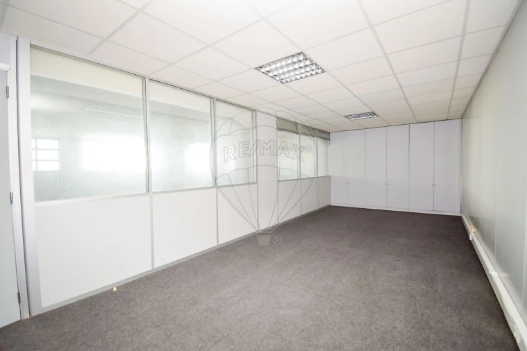 Armazém para Arrendamento em Alfragide Foto 4