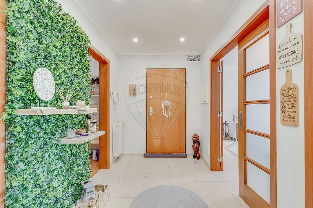 Apartamento T2 para Venda em Igreja Nova e Cheleiros Foto 1