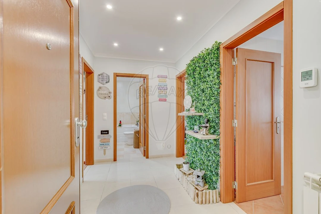 Apartamento T2 para Venda em Igreja Nova e Cheleiros Foto 2