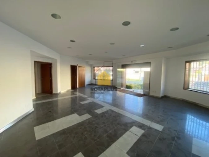 Loja para Arrendamento em Vila Nova da Telha