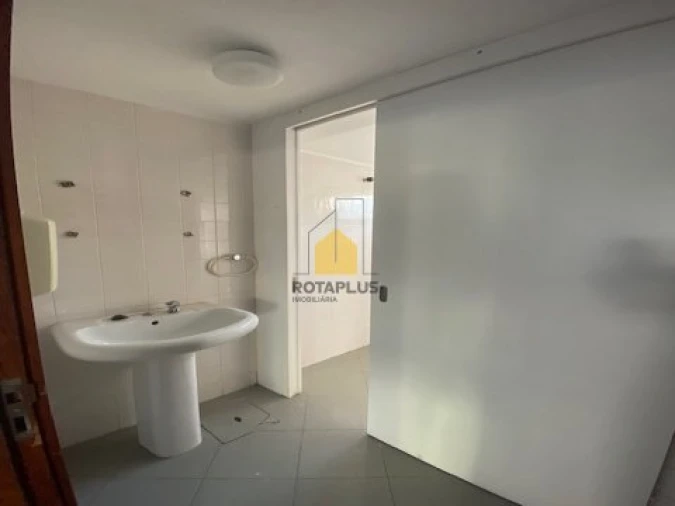 Loja para Arrendamento em Vila Nova da Telha Foto 8