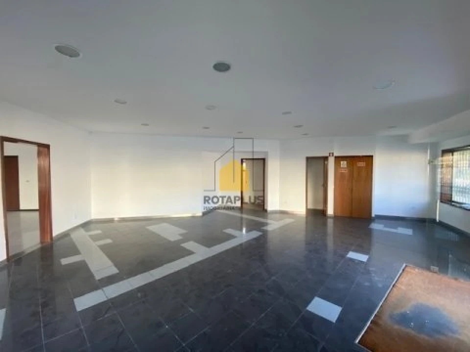 Loja para Arrendamento em Vila Nova da Telha Foto 3