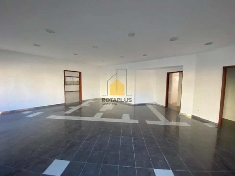 Loja para Arrendamento em Vila Nova da Telha Foto 4