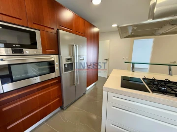 Moradia T4 para Venda em Queluz e Belas