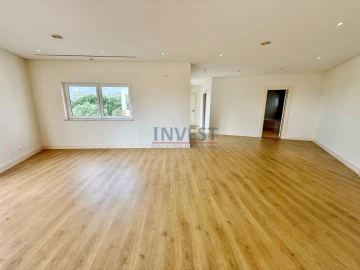 Moradia T4 para Venda em Queluz e Belas
