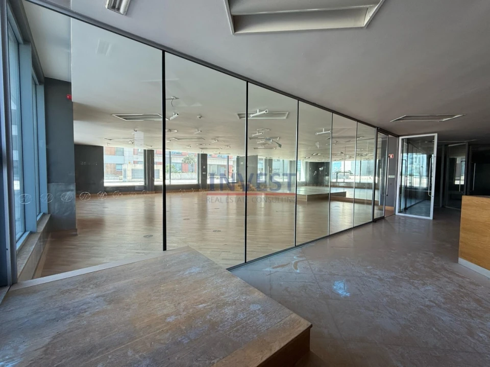 Loja para Venda em Parque das Nações Foto 3