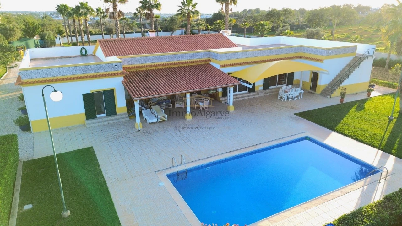 Moradia T5 para Venda em Guia Foto 8