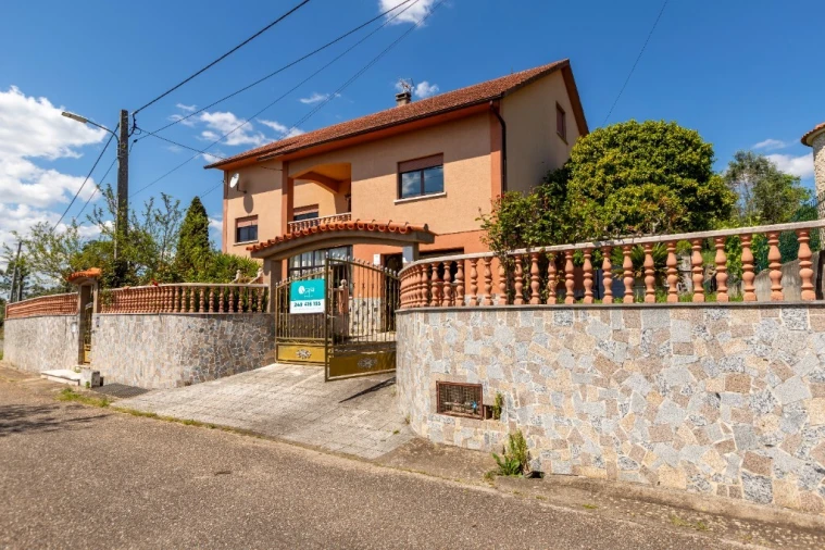 Moradia T4 para Venda em Além da Ribeira e Pedreira