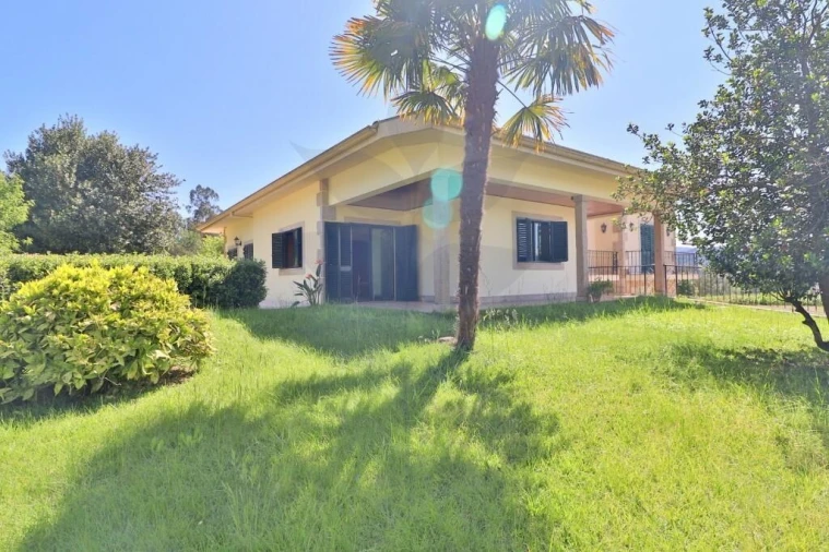 Moradia T4 para Venda em Lago Foto 5