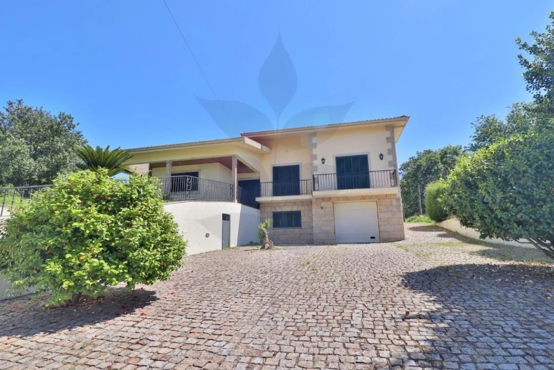 Moradia T4 para Venda em Lago Foto 37