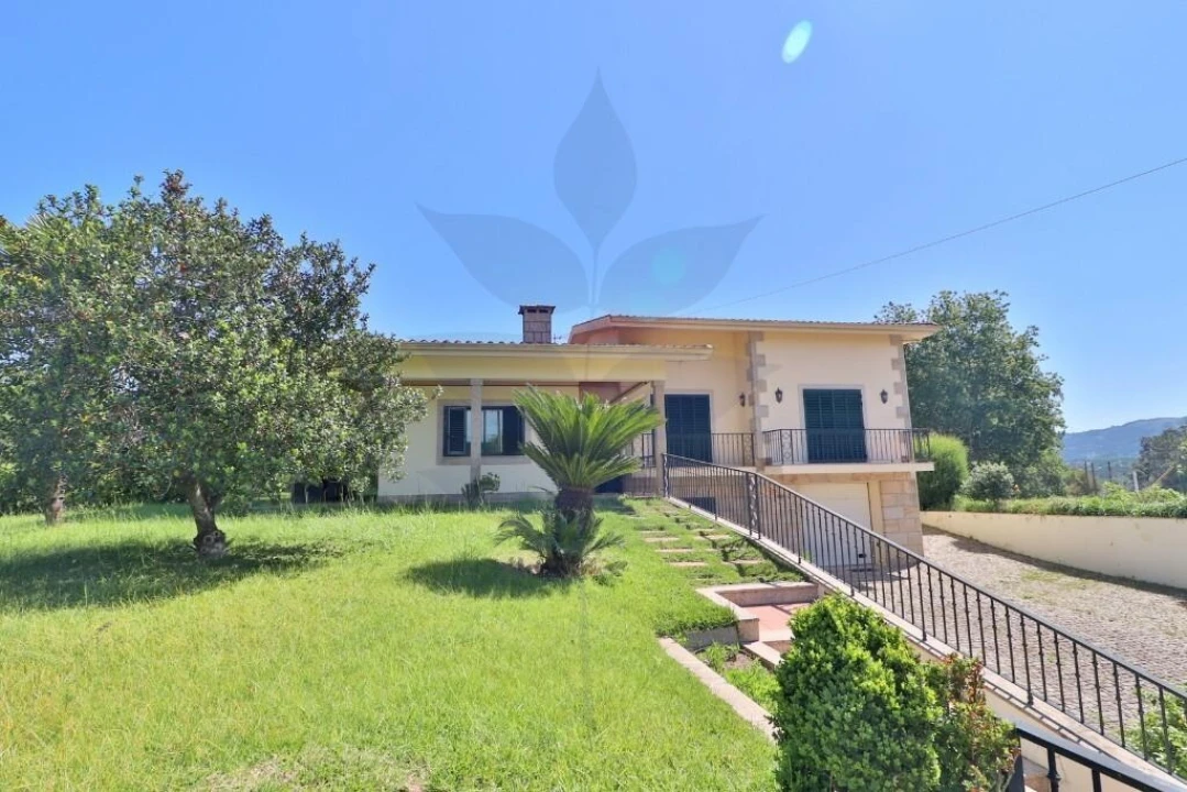 Moradia T4 para Venda em Lago Foto 1