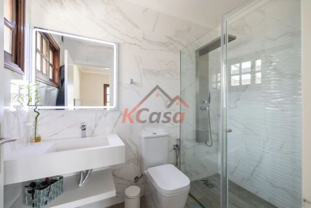 Moradia T4 para Venda em Recarei Foto 19