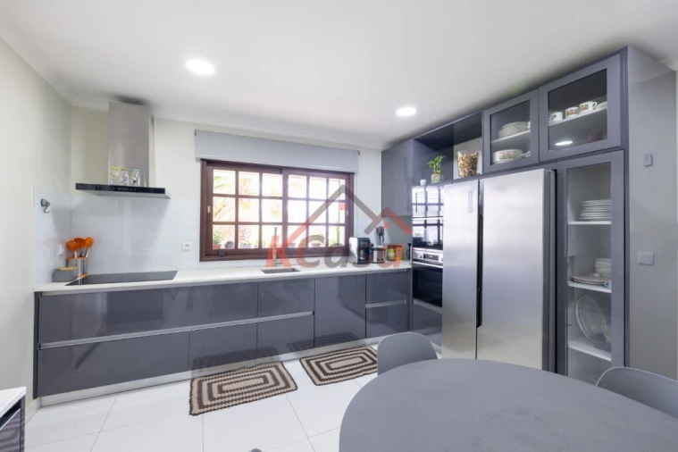 Moradia T4 para Venda em Recarei Foto 4