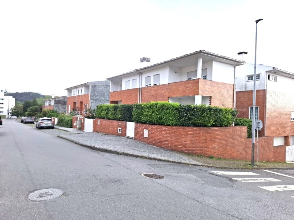 Terreno para Venda em Creixomil Foto 2