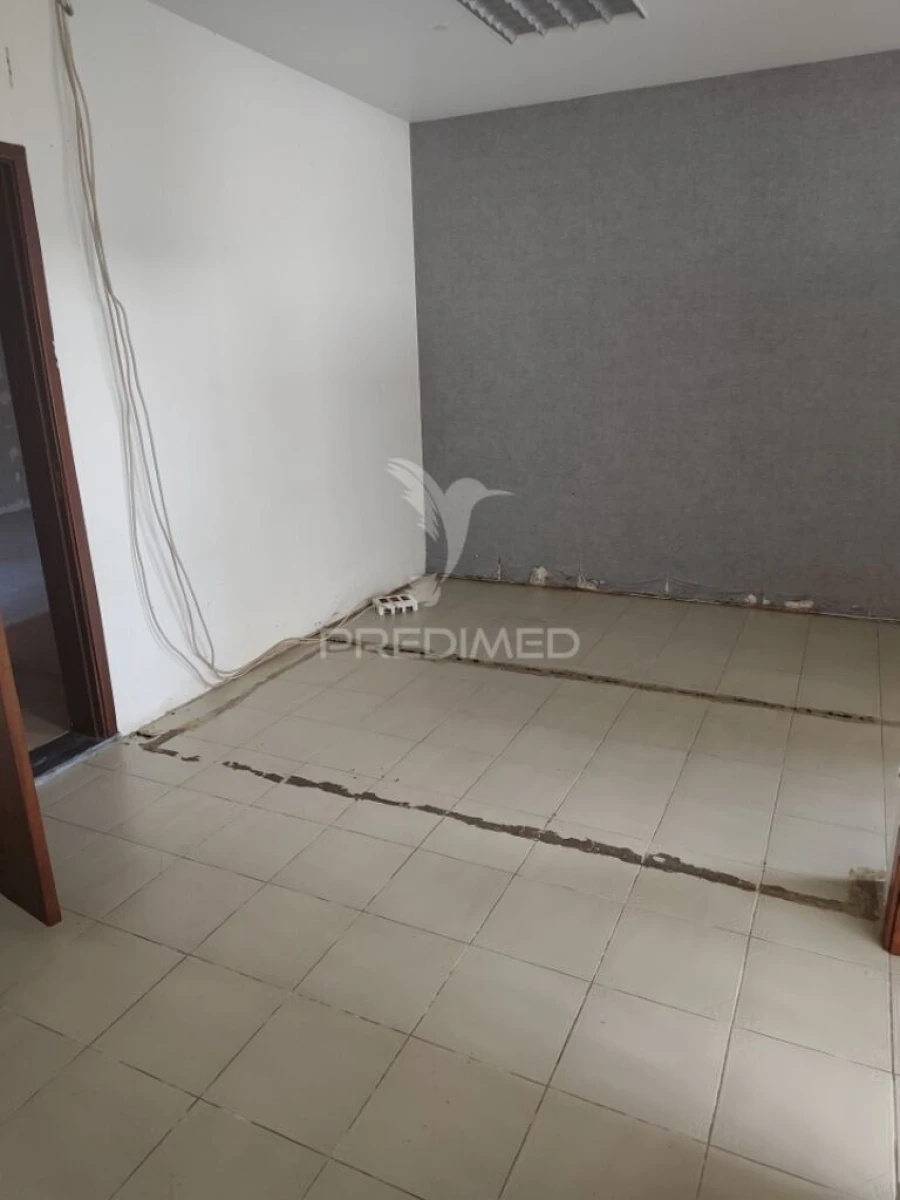 Armazém para Venda em Quarteira Foto 9