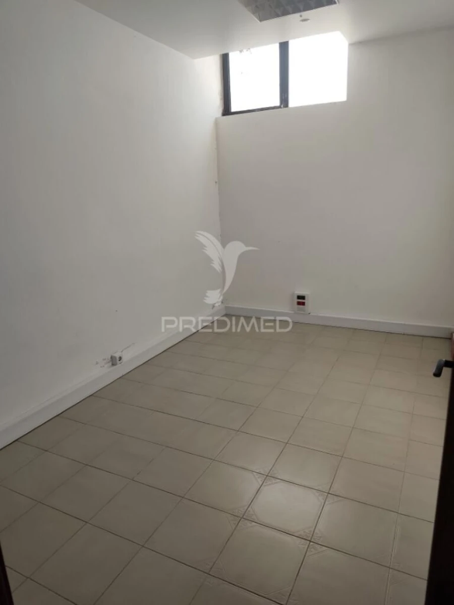 Armazém para Venda em Quarteira Foto 2