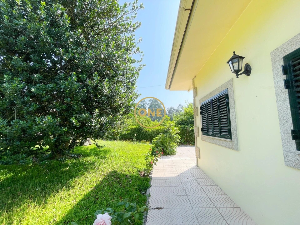 Moradia T4 para Venda em Lago Foto 51