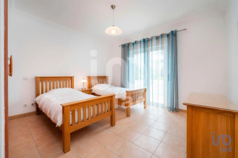 Moradia T4 para Venda em Quelfes Foto 13