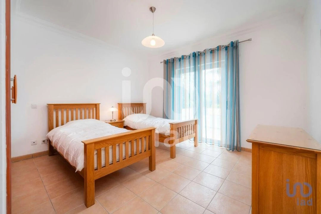 Moradia T4 para Venda em Quelfes Foto 13