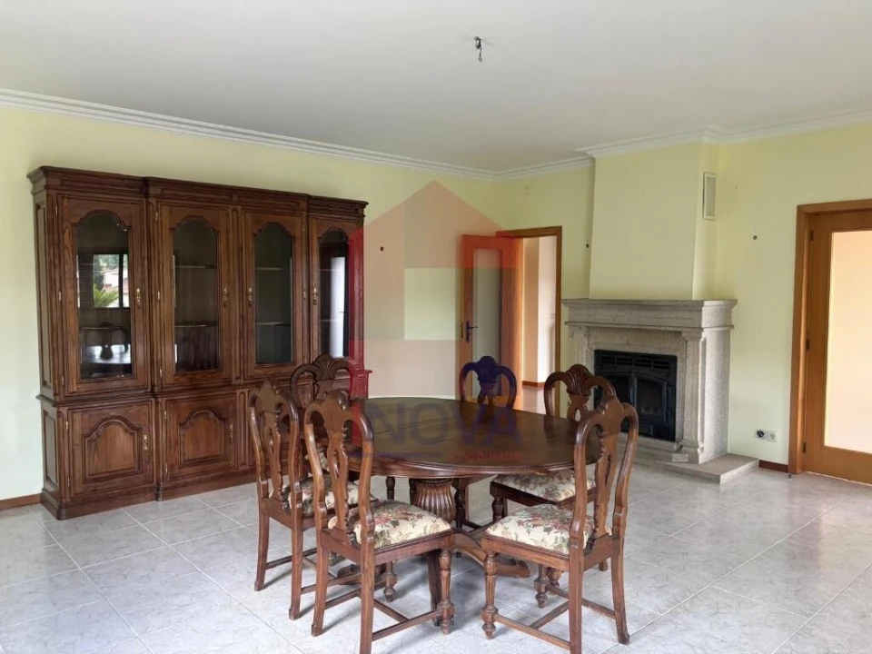 Moradia T4 para Venda em Lago Foto 4