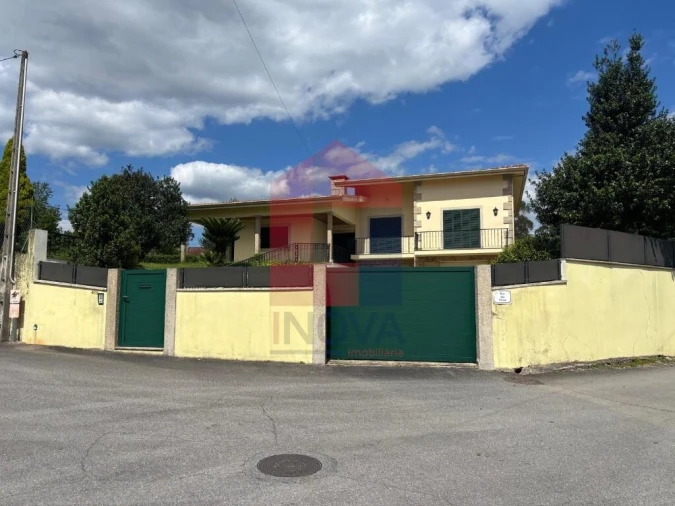 Moradia T4 para Venda em Lago Foto 1