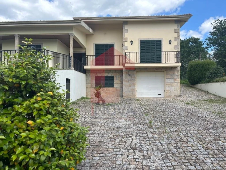 Moradia T4 para Venda em Lago Foto 36