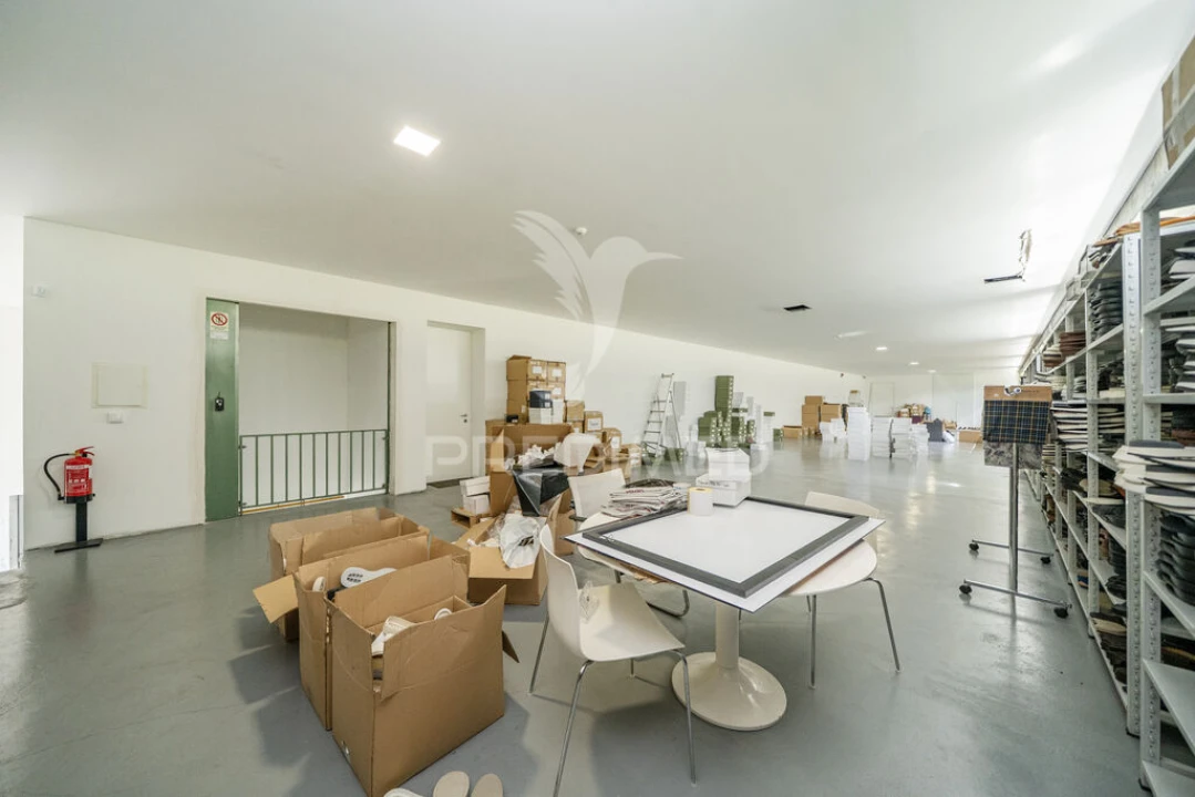 Armazém para Venda em Urgezes Foto 17