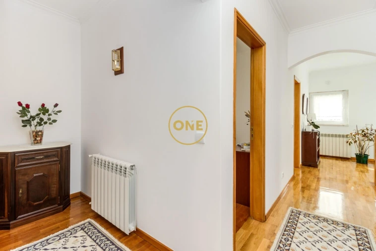 Moradia T4 para Venda em Ramada e Caneças Foto 4