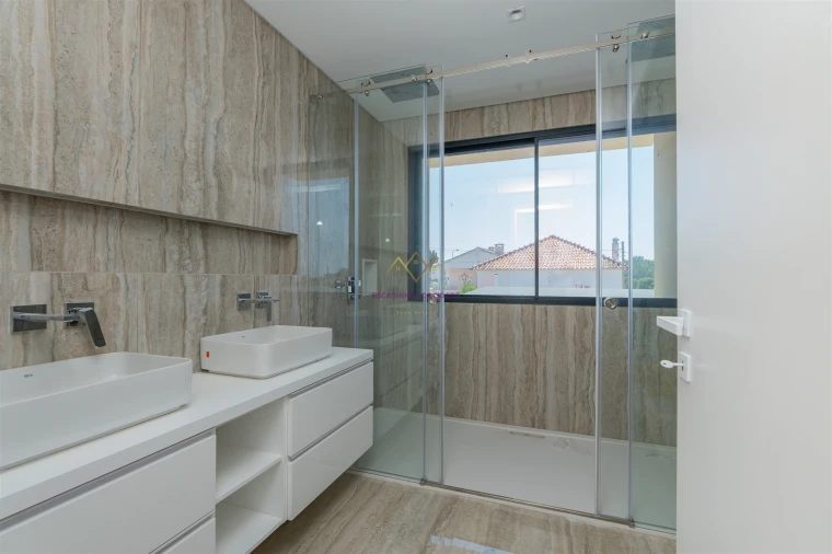 Moradia T4 para Venda em Alcabideche Foto 24