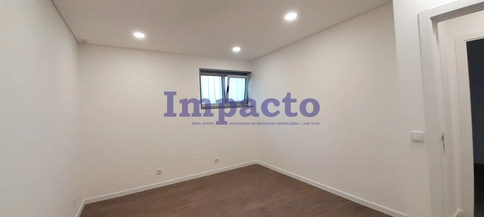 Loja para Arrendamento em São João da Madeira Foto 9