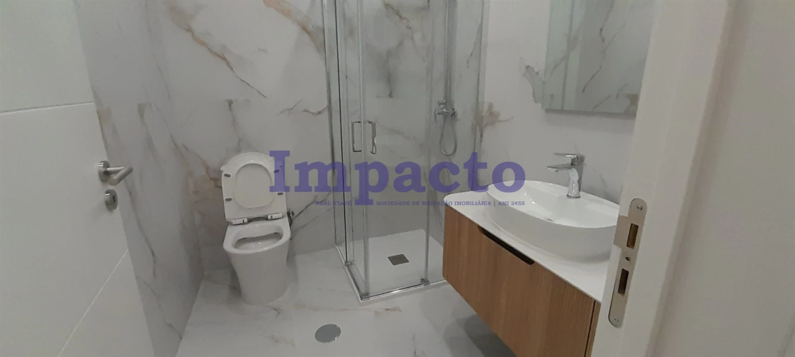 Loja para Arrendamento em São João da Madeira Foto 4