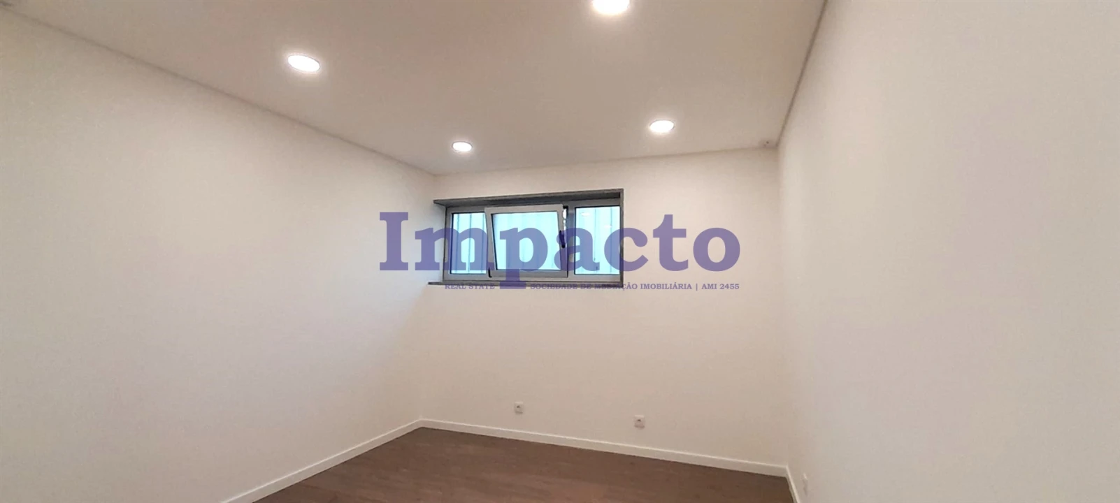 Loja para Arrendamento em São João da Madeira Foto 8