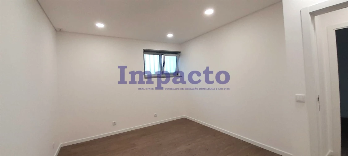 Loja para Arrendamento em São João da Madeira Foto 9