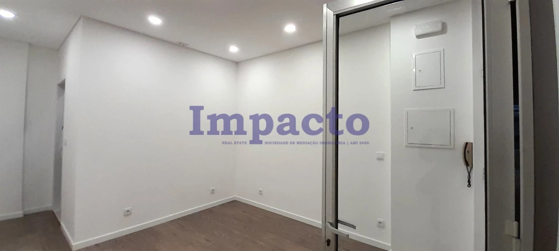 Loja para Arrendamento em São João da Madeira Foto 12