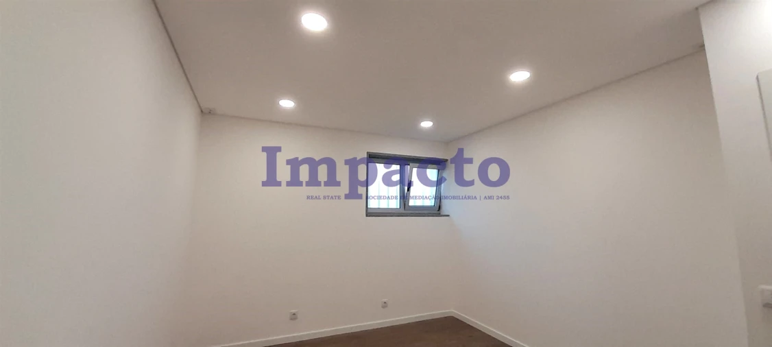 Loja para Arrendamento em São João da Madeira Foto 10