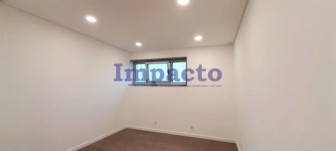 Loja para Arrendamento em São João da Madeira Foto 8